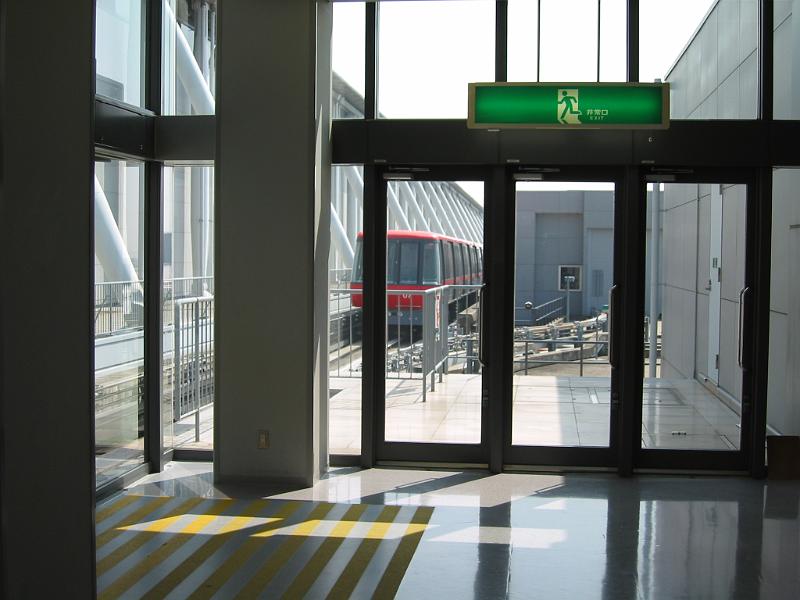 剛到日本大阪機場後，所坐的電車，連通至主機場.JPG