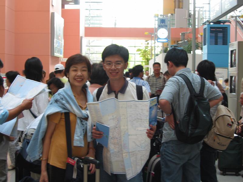 從機場拿了地圖，在等巴士的途中.JPG