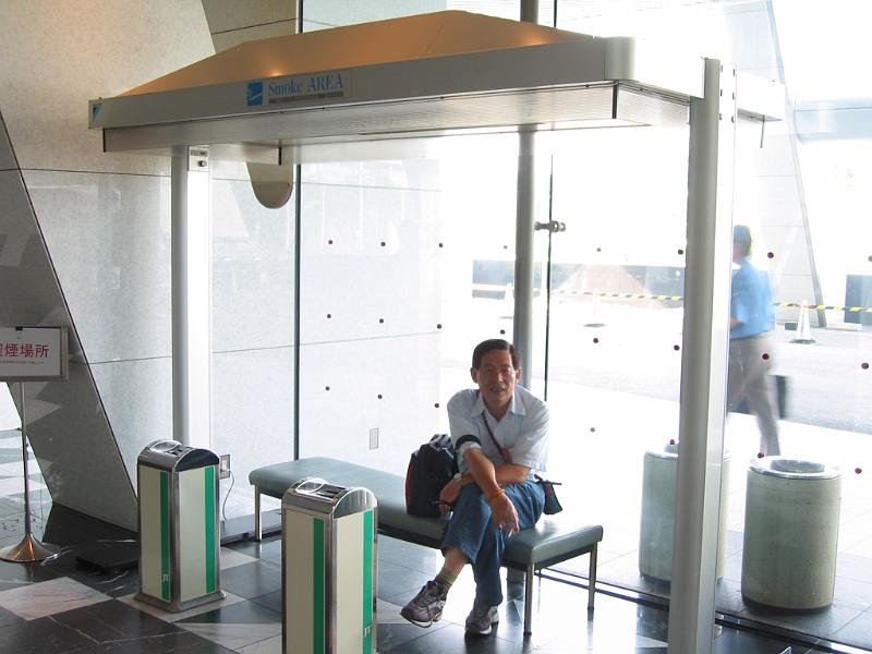 老爸在吸煙區抽煙！！.JPG