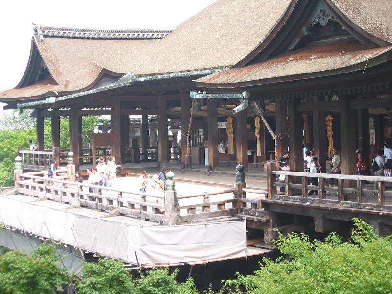清水寺，此建築物沒有用一根釘子所建，是以139根大木頭縱橫交錯，以支持正殿.JPG